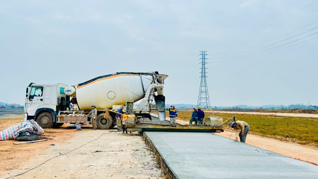 Đơn vị nhà thầu đang tích cực thi công tuyến đường nội bộ đấu nối các khu chức năng chính của KCN Sông Khoai. Ảnh: Mạnh Trường 