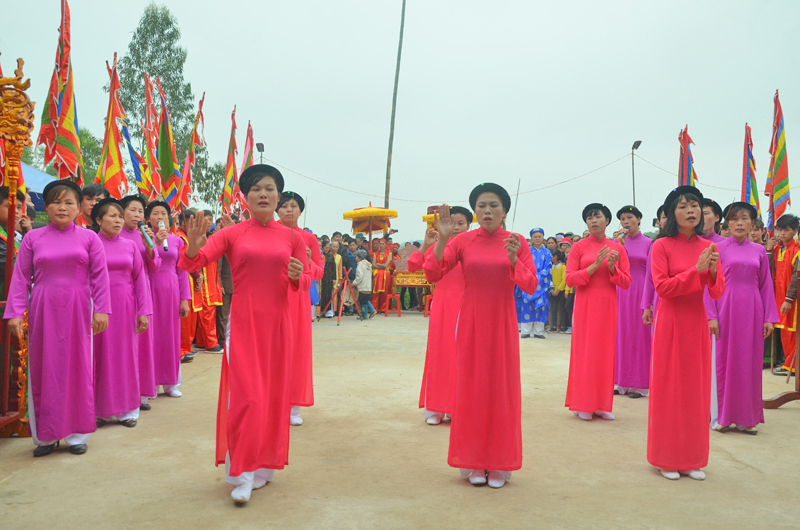 Múa dâng hương trong múa, hát nhà tơ tại lễ hội đình Tràng Y, xã Đại Bình (Đầm Hà).