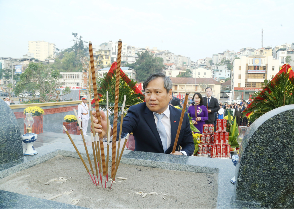 Đồng chí Vũ Đại Thắng, Ủy viên Trung ương Đảng, Bí thư Tỉnh ủy cùng Đoàn đại biểu dâng hương tưởng niệm các Anh hùng liệt sĩ.