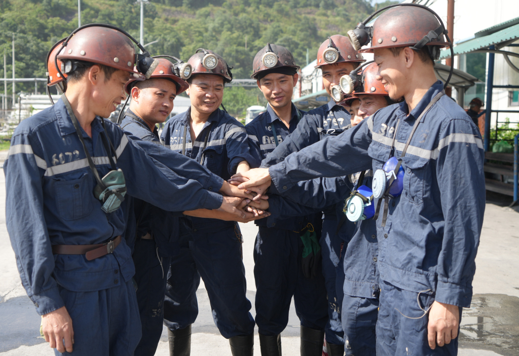 Công nhân Công ty Than Hạ Long động viên tinh thần làm việc trước khi vào ca. 