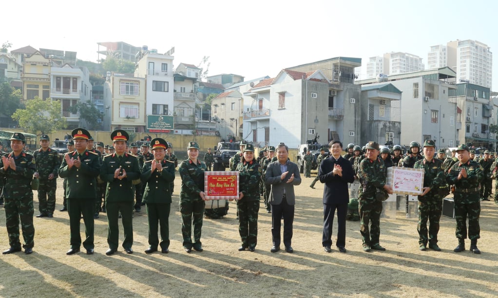 Đồng chí Bí thư Tỉnh ủy thăm, chúc Tết và tặng quà động viên cán bộ, chiến sỹ Bộ Chỉ huy Quân sự tỉnh.