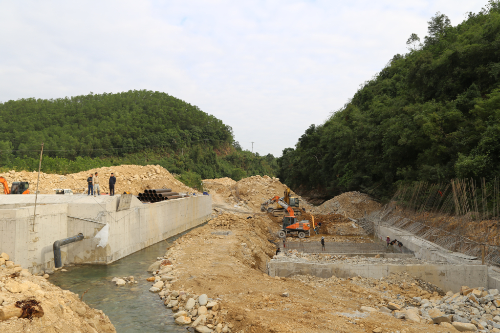 Huyện Hải Hà đẩy nhanh tiến độ thi công đập tràn trên tuyến đường trục xã Quảng Sơn