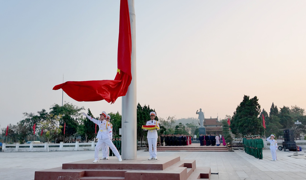 Lễ thượng cờ trên đảo Cô Tô. 