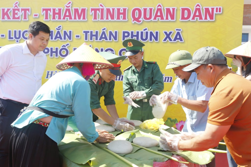 Thi gói bánh dày tại Ngày hội đại đoàn kết thắm tình quân dân ở xã Hải Sơn, TP Móng Cái vào ngày 10/11/2024. Ảnh: Hữu Việt.