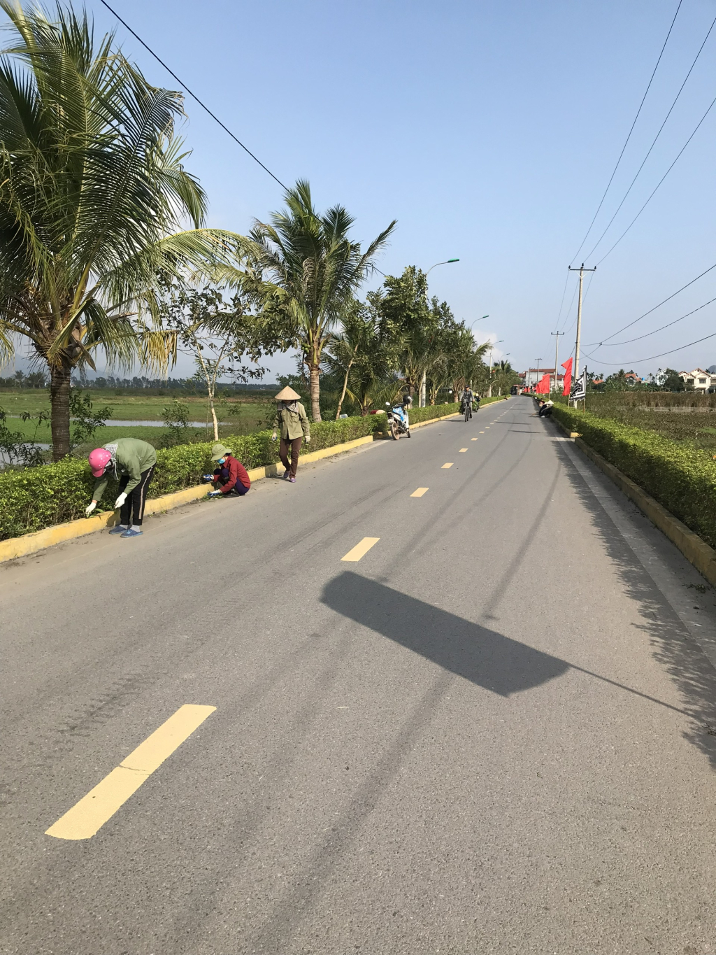 Người dân phường Yên Đức dọn dẹp đường phố chào mừng phường mới, thành phố mới, xuân mới.