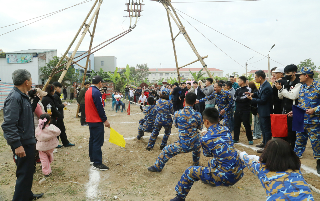 Các trò chơi dân gian diễn ra trong ngày khai hội.