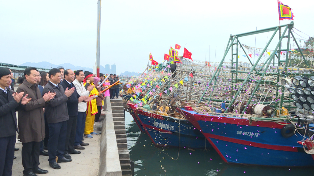 Đồng chí Nghiêm Xuân Cường, Phó Chủ tịch UBND tỉnh và lãnh đạo huyện Vân Đồn có mặt tại cảng cá Cái Rồng động viên ngư dân vươn khơi đầu năm.