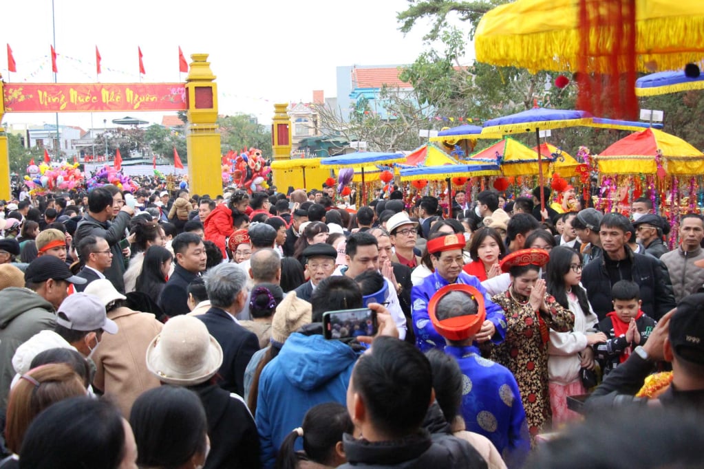 Lễ hội Tiên Công (TX Quảng Yên) đã thu hút đông đảo Nhân dân, du khách thập phương về tham dự. Ảnh: Ánh Tuyết (Trung tâm TT-VH TX Quảng Yên). 