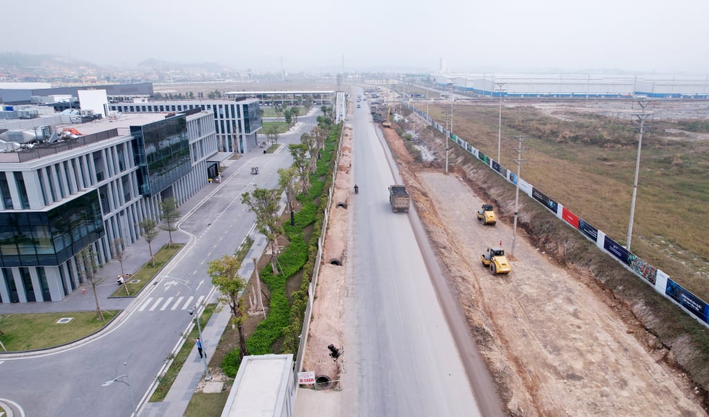 Các đơn vị tập trung thi công tuyến đường An Tiêm qua khu công nghiệp Việt Hưng đến ngã tư Vạn Yên.