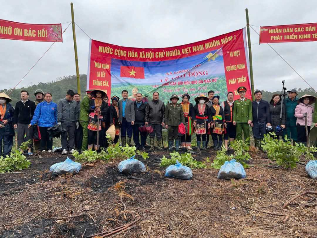 CBCCVC, người lao động và nhân dân các dân tộc xã Lương Minh tham gia trồng 3.300 cây Lát hoa, tại Lễ phát động “Tết trồng cây Đời đời nhớ ơn Bác Hồ” xuân Ất Tỵ năm 2025, gắn với trồng rừng gỗ lớn, cây bản địa. Ngày 3/2/2025.