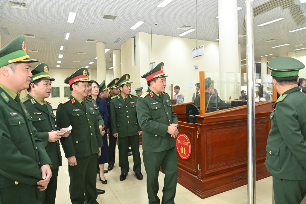 Thượng tướng Hoàng Xuân Chiến kiểm tra quy trình làm thủ tục xuất, nhập cảnh tại cửa khẩu quốc tế Móng Cái.