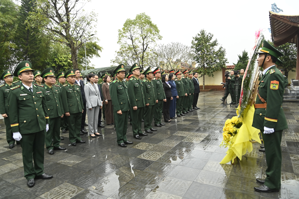 Đoàn công tác cùng lãnh đạo tỉnh Quảng Ninh, thành phố Móng Cái dâng hương, dâng hoa tri ân các anh Hùng liệt sĩ Pò Hèn.