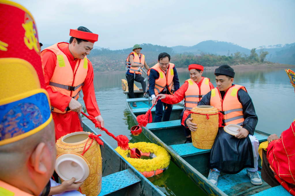 Các đại biểu tham gia nghi lễ rước nước.