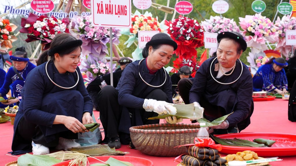 Thi gói bánh gio truyền thống của dân tộc Tày.