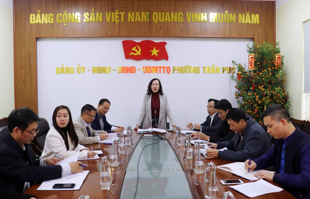 Đảng bộ phường Trần Phú họp tiểu ban văn kiện đại hội.