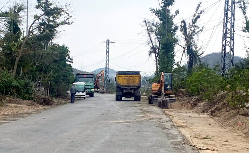 Đơn vị nhà thầu đang thi công mở rộng nền đường dự án cải tạo, nâng cấp tuyến đường trục chính xã đảo Minh Châu - Quan Lạn.