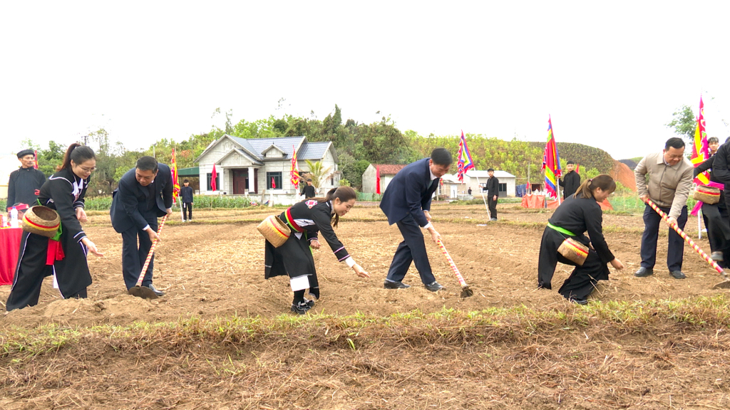 Nghi thức cuốc hố, tra hạt trong lễ hội đình Làng Dạ năm 2025 mở ra một năm sản xuất mới, thể hiện mong ước mùa vụ bội thu.