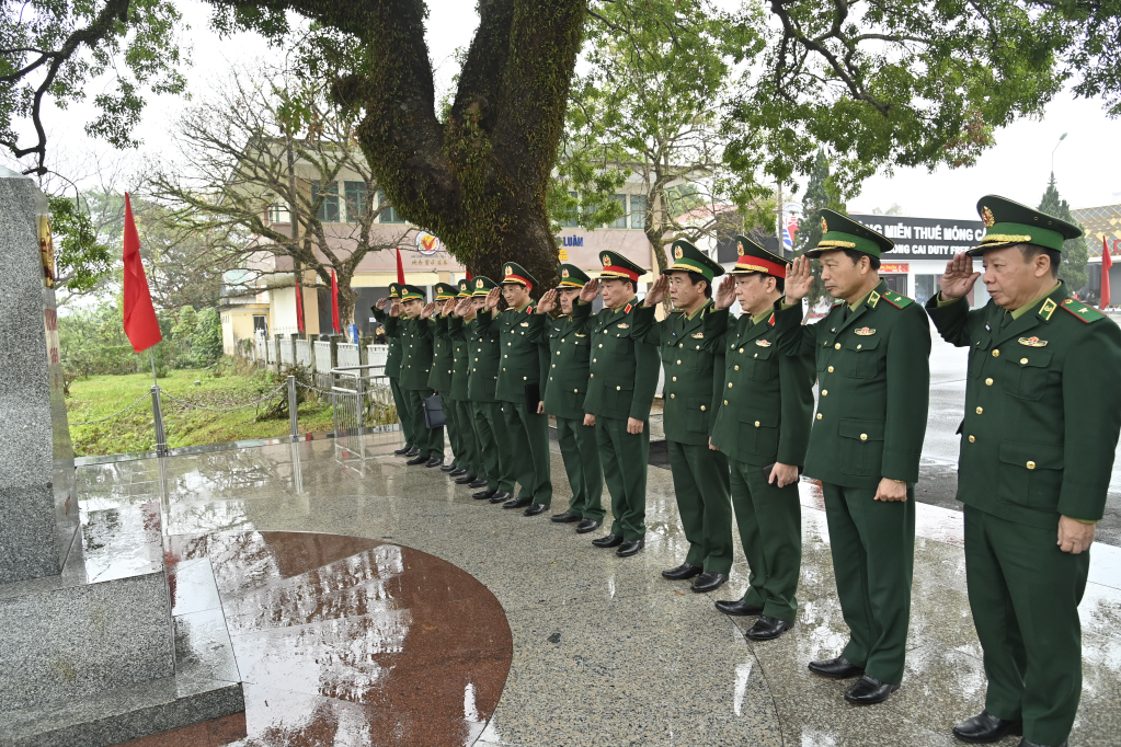 Thượng tướng Hoàng Xuân Chiến và đoàn công tác chào cột mốc 1369 (2), cửa khẩu quốc tế Móng Cái.