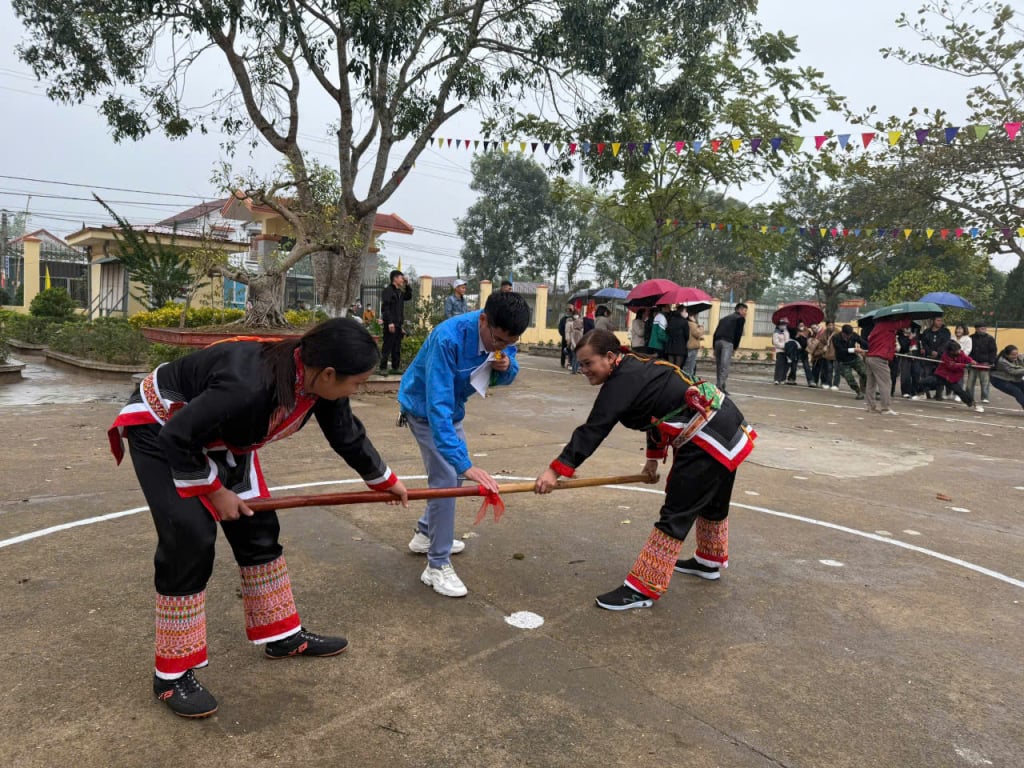 Thi đẩy gậy nữ ngày mùng 3 Tết tại xã Quảng Sơn