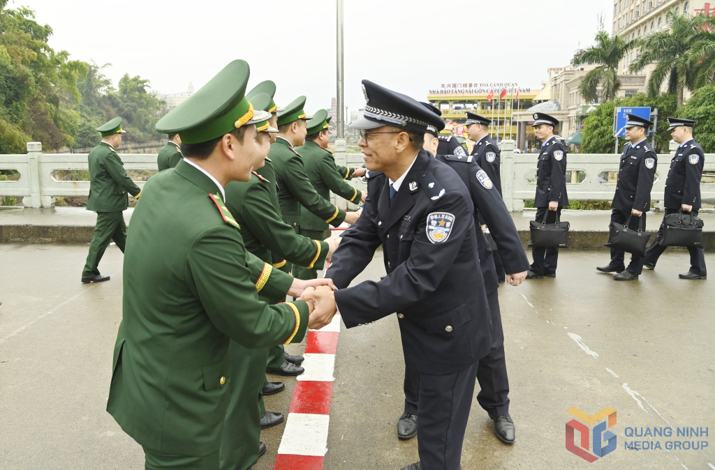 Lãnh đạo các Đồn Biên phòng tuyến biên giới tỉnh Quảng Ninh đón Đoàn Trạm kiểm tra Xuất nhập cảnh Đông Hưng Trung Quốc.