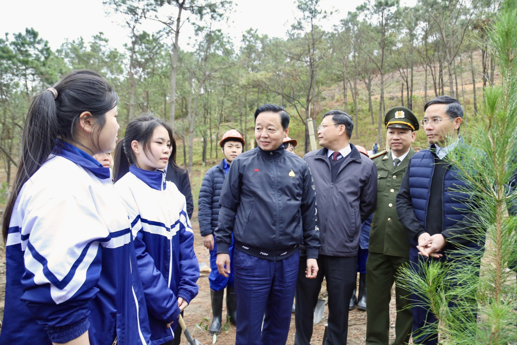 Phó Thủ tướng Chính phủ Trần Hồng Hà trò chuyện với cán bộ, nhân dân TP Uông Bí.