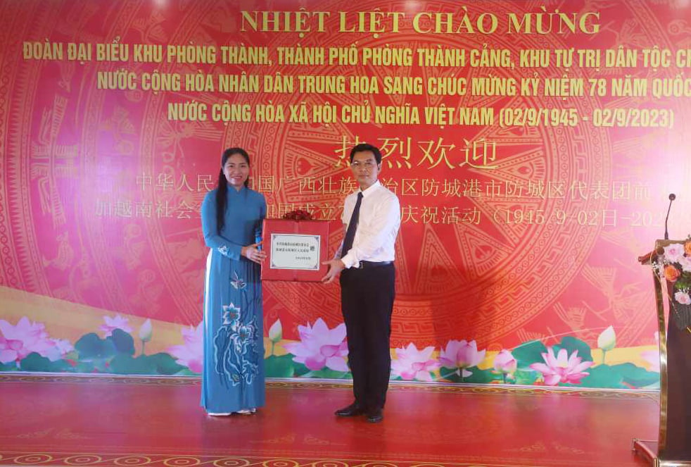 đoàn đại biểu khu Phòng Thành (Trung Quốc) do ông Lục Hải Tân, Bí thư Khu uỷ Phòng Thành, thành phố Phòng Thành Cảng, Khu tự trị dân tộc choang Quảng Tây (Trung Quốc) làm trưởng đoàn, đã sang thăm, chúc mừng Đảng bộ, chính quyền và nhân dân các dân tộc huyện Bình Liêu (Việt Nam) nhân kỷ niệm 78 năm Cách mạng tháng Tám và Quốc khánh nước CHXHCN Việt Nam (2/9). 