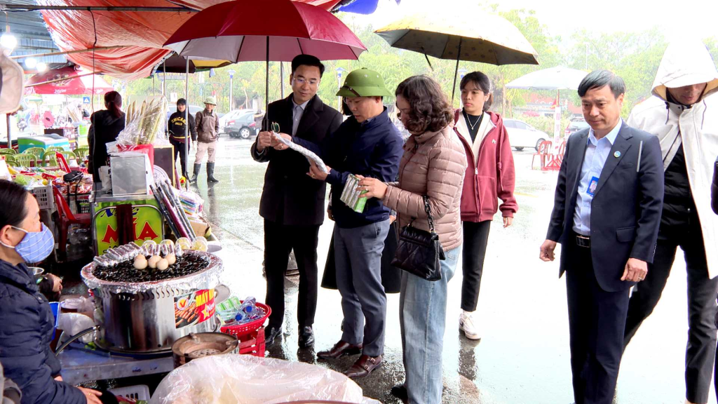 Ban Quản lý di tích quốc gia đặc biệt đền Cửa Ông - Cặp Tiên chủ động kiểm tra, nhắc nhở các chủ cơ sở kinh doanh thực hiện các biện pháp đảm bảo ATVSTP. Ảnh: Bảo Long (Trung tâm TT-VH TP Cẩm Phả)