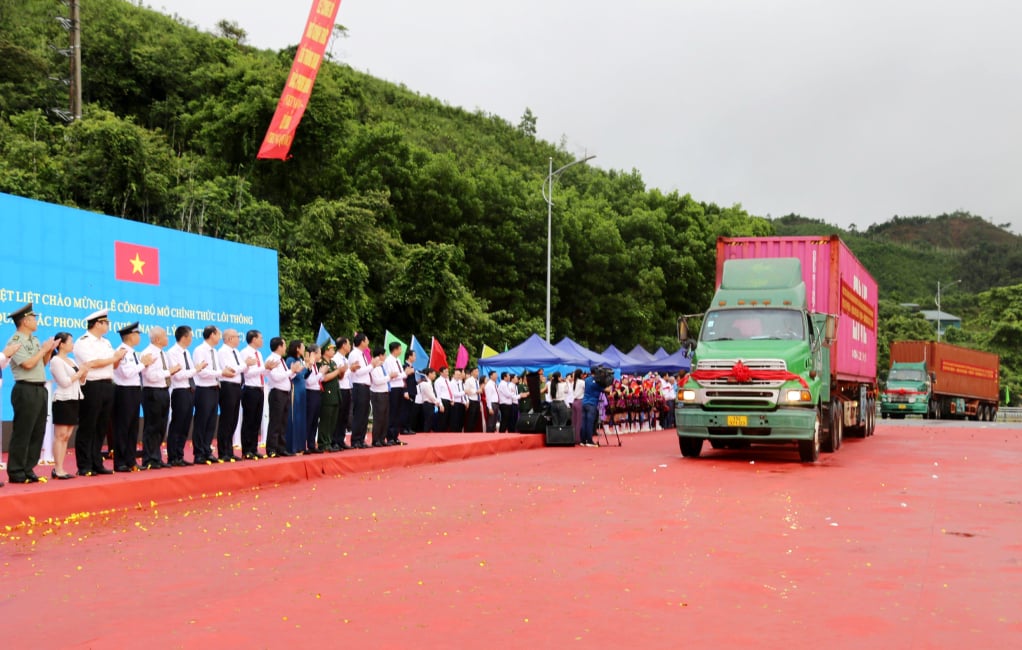 Xe hàng xuất, nhập khẩu thông quan qua lối thông quan Bắc Phong Sinh (Việt Nam) - Lý Hỏa (Trung Quốc).