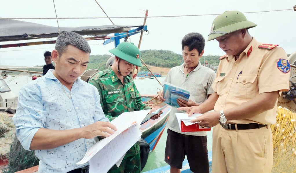 Đoàn Kiểm tra Liên ngành huyện Cô Tô kiểm tra hoạt động tàu cá chấp hành quy định IUU.