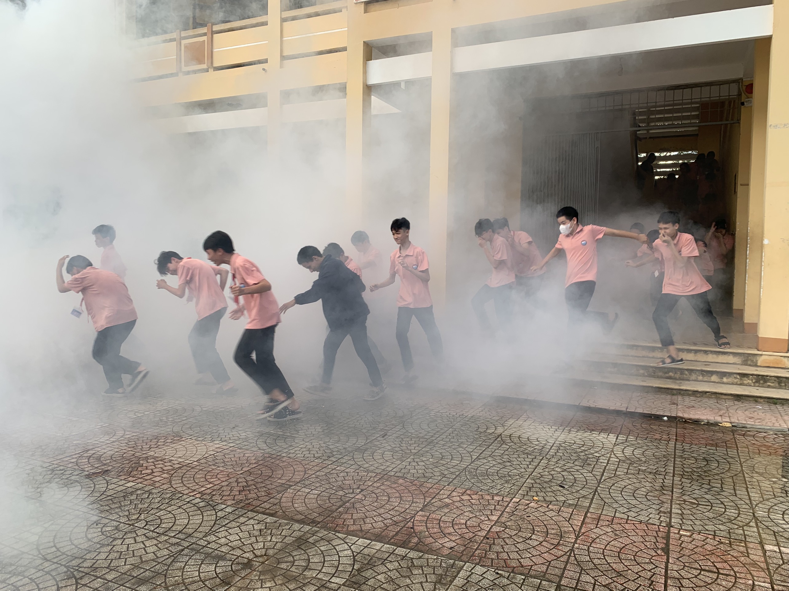 Tổ chức thực hành chữa cháy và cứu nạn, cứu hộ cho học sinh, giáo viên trên địa bàn tỉnh