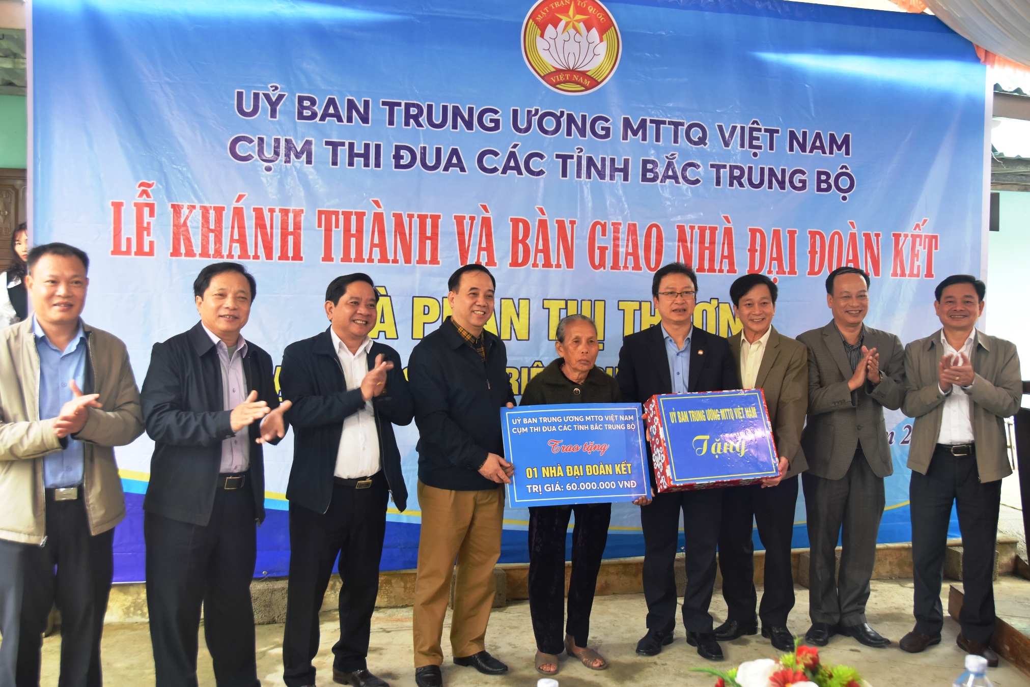 Cụm thi đua Ủy ban MTTQ Việt Nam các tỉnh Bắc Trung Bộ: Tri ân anh hùng liệt sĩ và trao nhà đại đoàn kết cho hộ nghèo