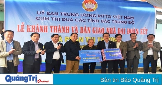 Cụm thi đua Ủy ban MTTQ Việt Nam các tỉnh Bắc Trung Bộ:  Tri ân anh hùng liệt sĩ và trao nhà đại đoàn kết cho hộ nghèo