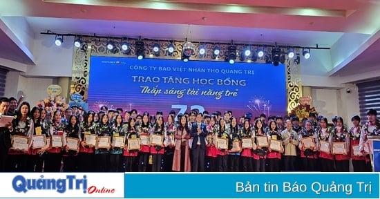 Trao 72 suất học bổng cho học sinh đạt thành tích cao tại kỳ thi học sinh giỏi cấp tỉnh năm học 2022