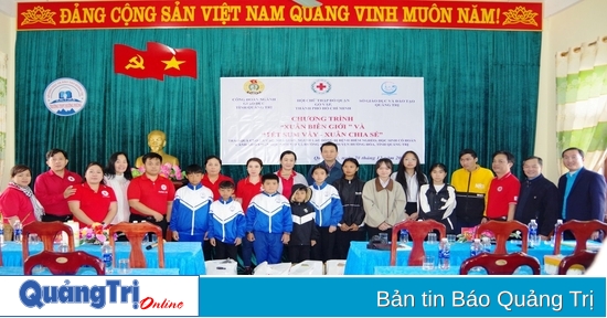 Trao tặng quà Tết cho giáo viên, học sinh có hoàn cảnh khó khăn ở huyện Hướng Hóa và Đakrông