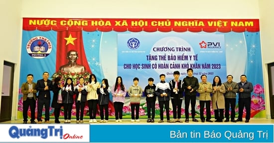 Trao tặng 72 thẻ BHYT cho học sinh có hoàn cảnh khó khăn