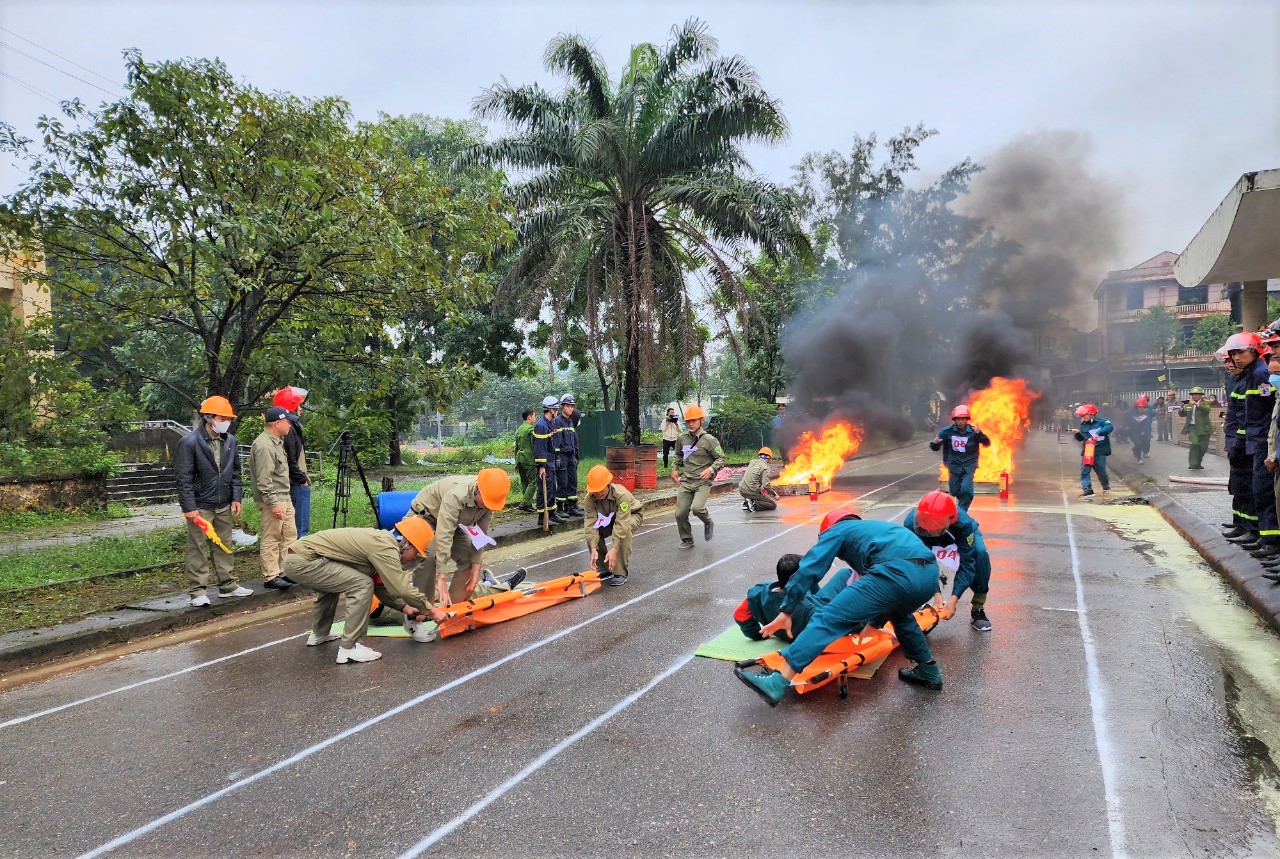 Đông Hà: Lực lượng dân phòng thi nghiệp vụ chữa cháy, cứu nạn cứu hộ