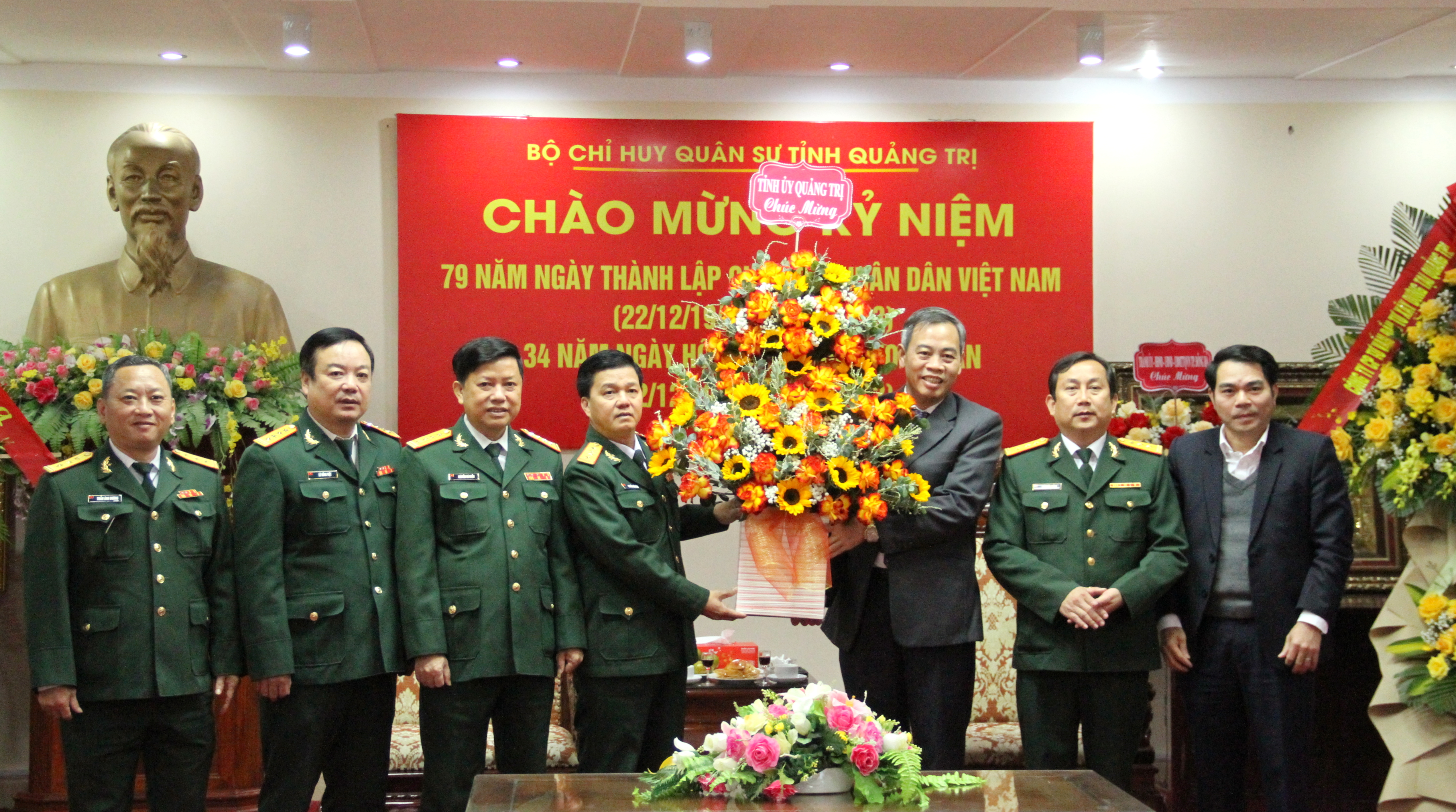 Phó Bí thư Thường trực Tỉnh ủy, Chủ tịch HĐND tỉnh Nguyễn Đăng Quang chúc mừng các đơn vị nhân Ngày thành lập Quân đội nhân dân Việt Nam