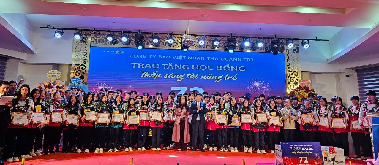 Trao 72 suất học bổng cho học sinh đạt thành tích cao tại kỳ thi học sinh giỏi cấp tỉnh năm học 2022 - 2023