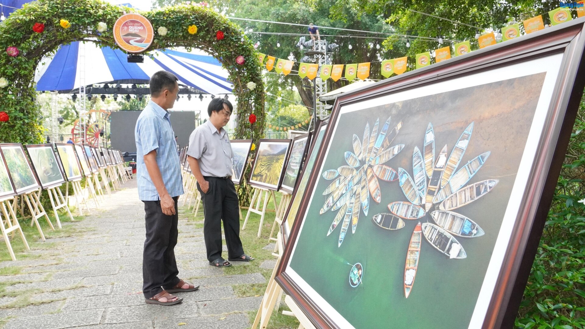 Triển lãm ảnh “Quảng Ngãi, trăm nhớ ngàn thương”