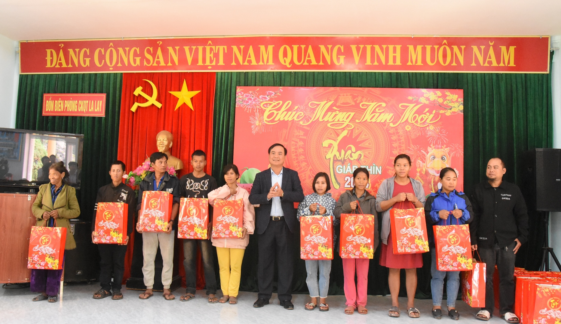 Chủ tịch UBND tỉnh Võ Văn Hưng thăm, chúc Tết các đồn biên phòng, địa phương khu vực biên giới