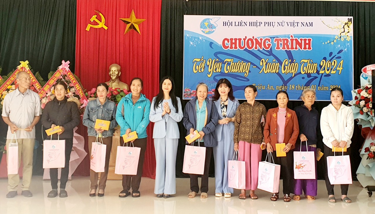 Trao 100 suất quà “Tết yêu thương” cho trẻ em mồ côi và hội viên phụ nữ khó khăn