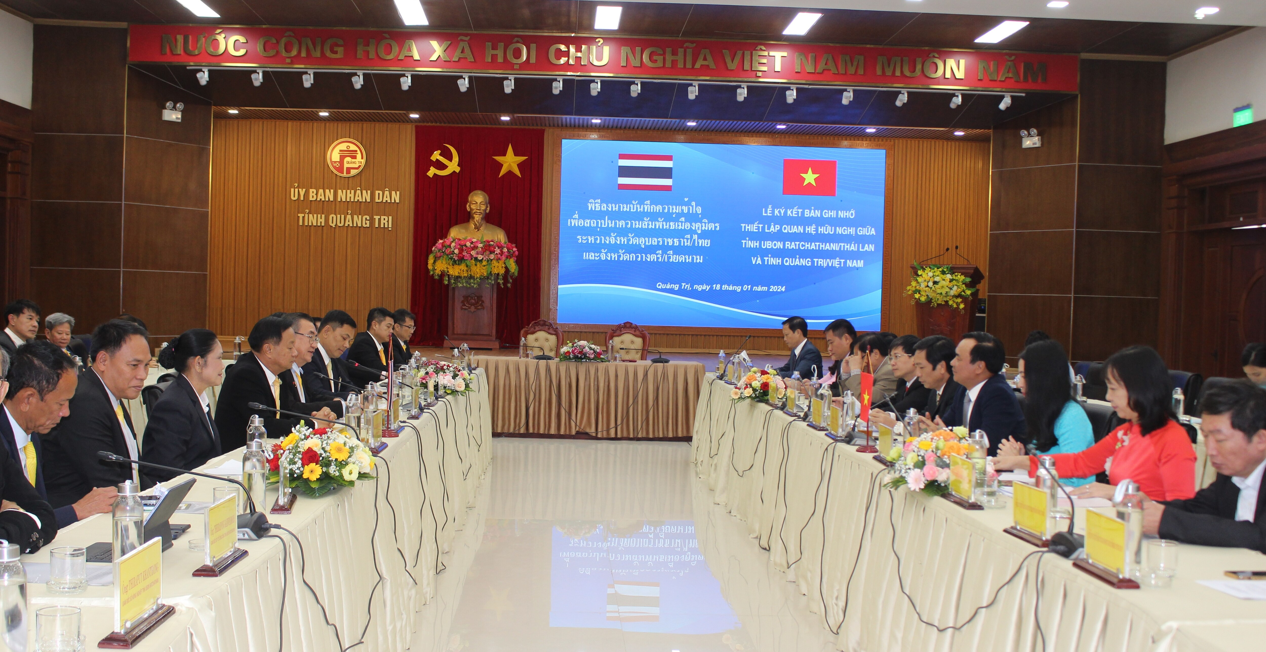 Quang Tri Province and Ubon Ratchathani Province signed a memorandum of understanding to establish friendly relations.