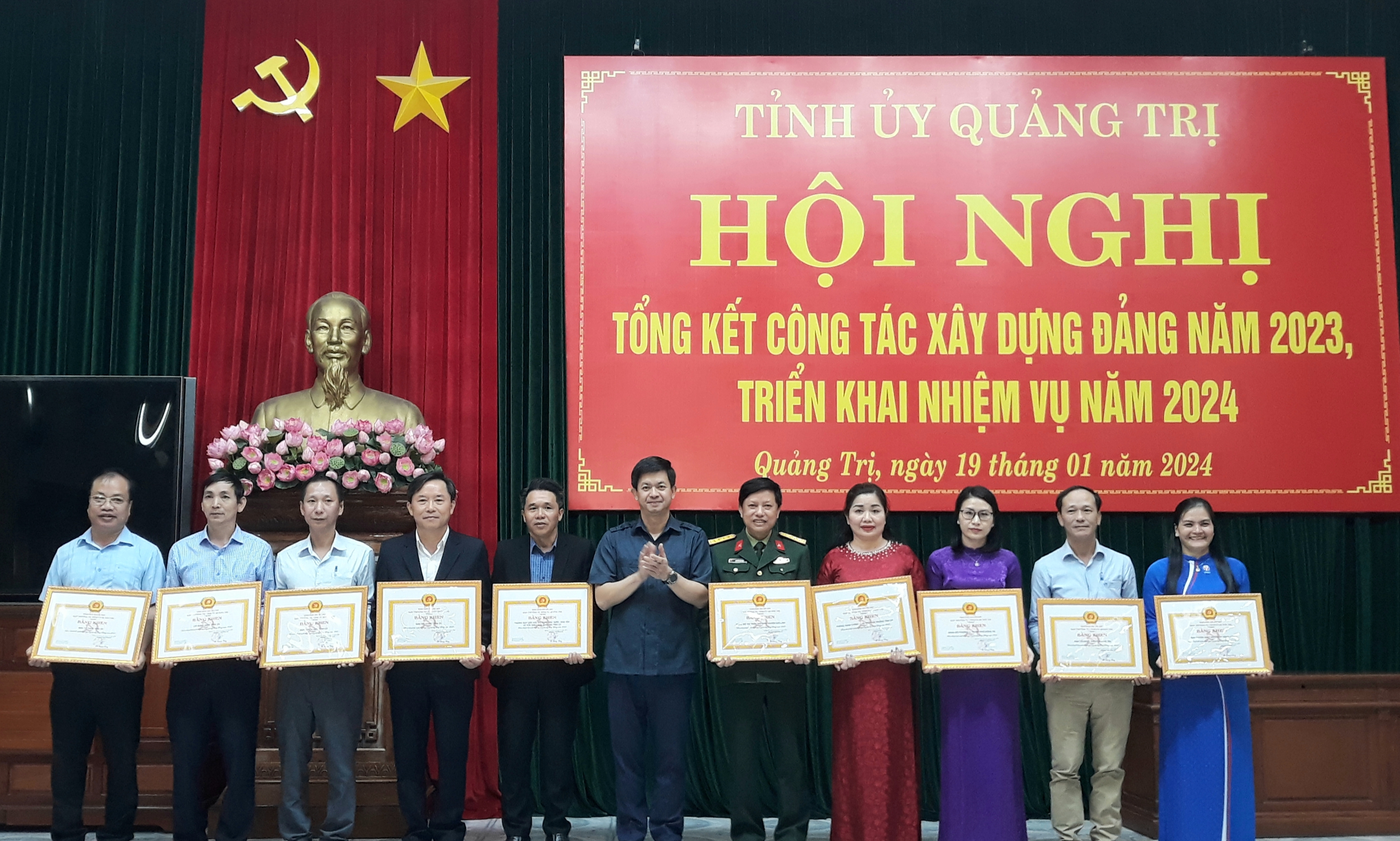 Das Parteikomitee der Provinz Quang Tri beginnt 2024 mit dem Parteiaufbau