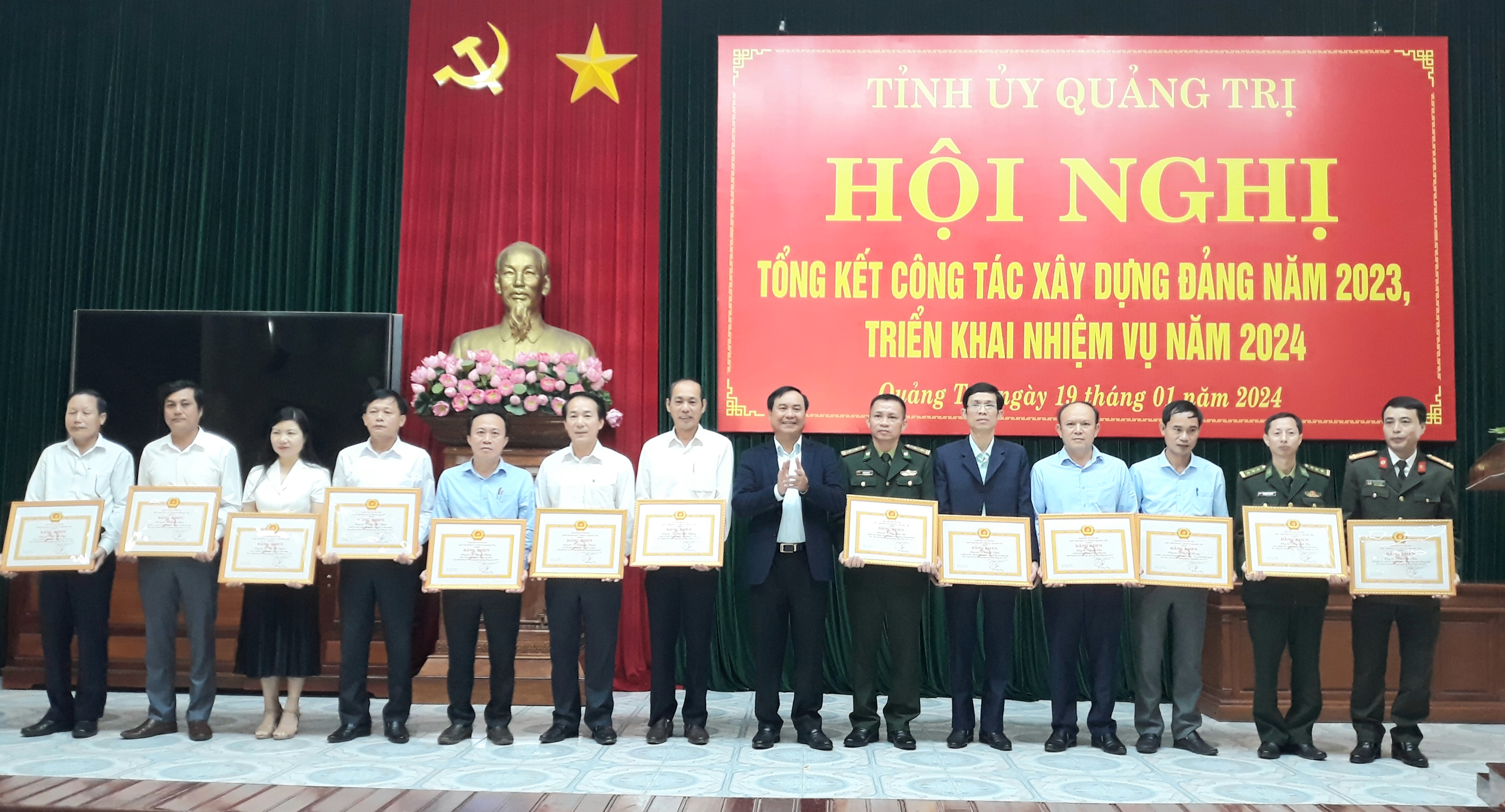 Das Parteikomitee der Provinz Quang Tri beginnt 2024 mit dem Parteiaufbau