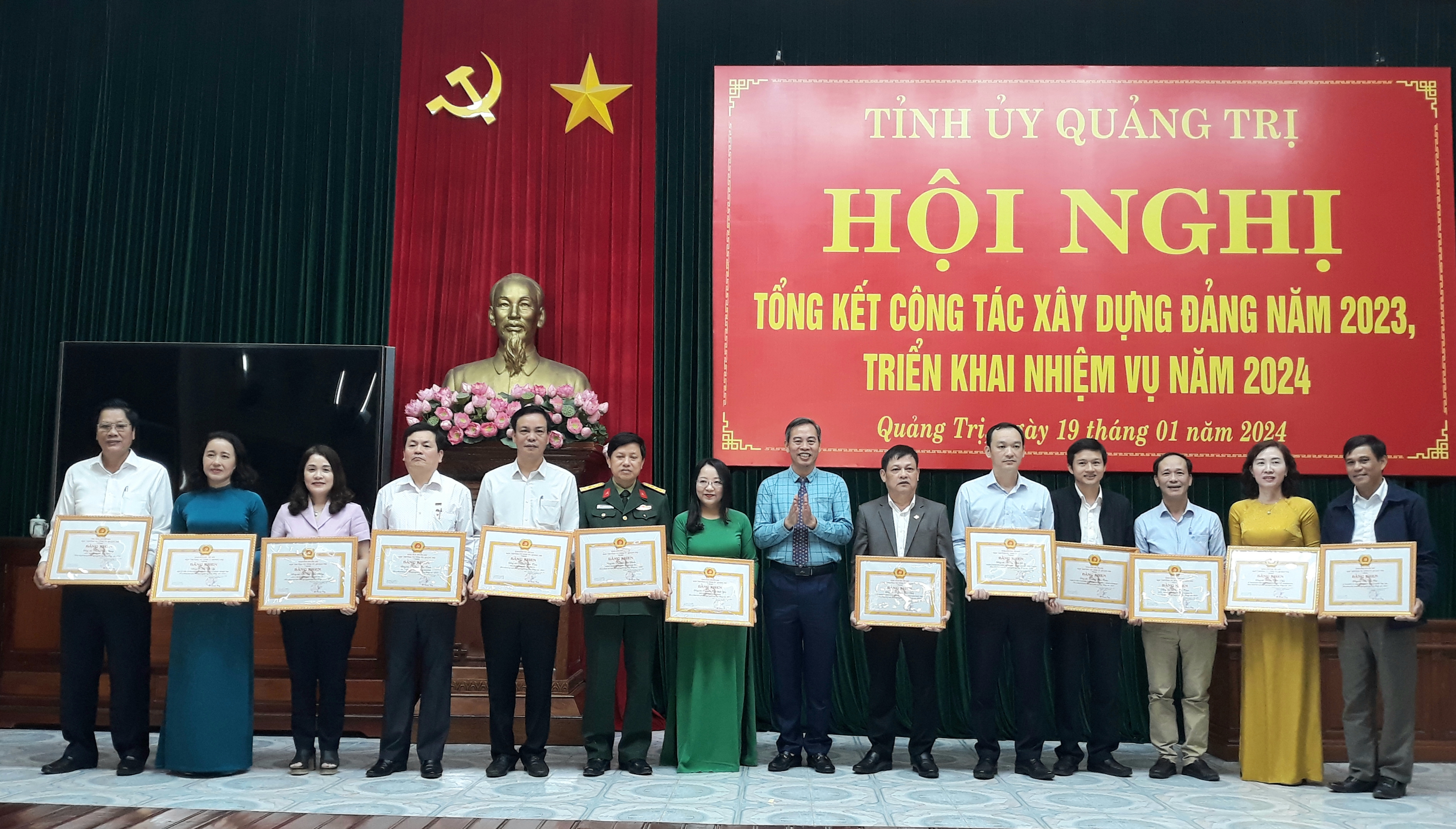 Das Parteikomitee der Provinz Quang Tri beginnt 2024 mit dem Parteiaufbau