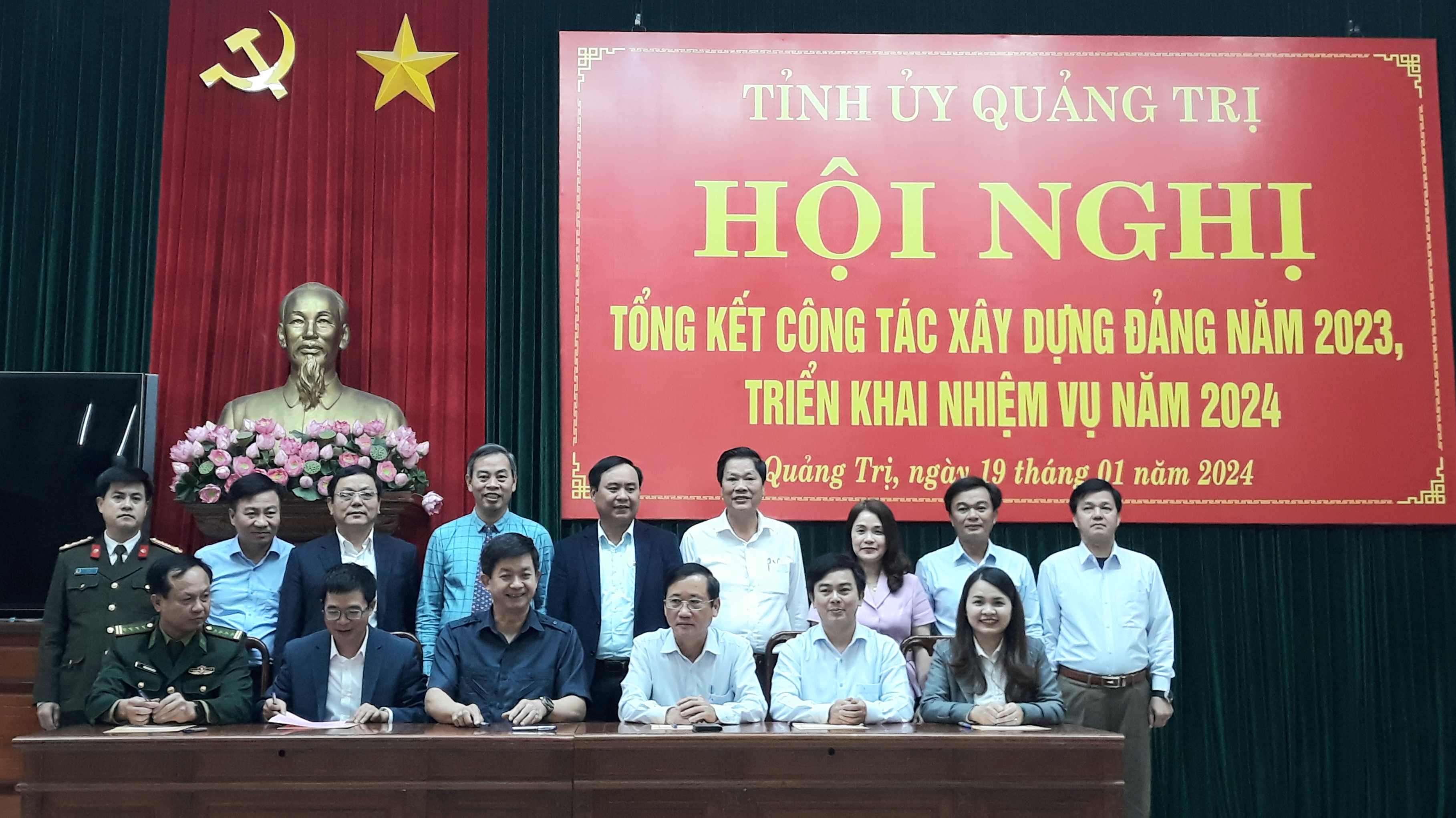 Das Parteikomitee der Provinz Quang Tri beginnt 2024 mit dem Parteiaufbau