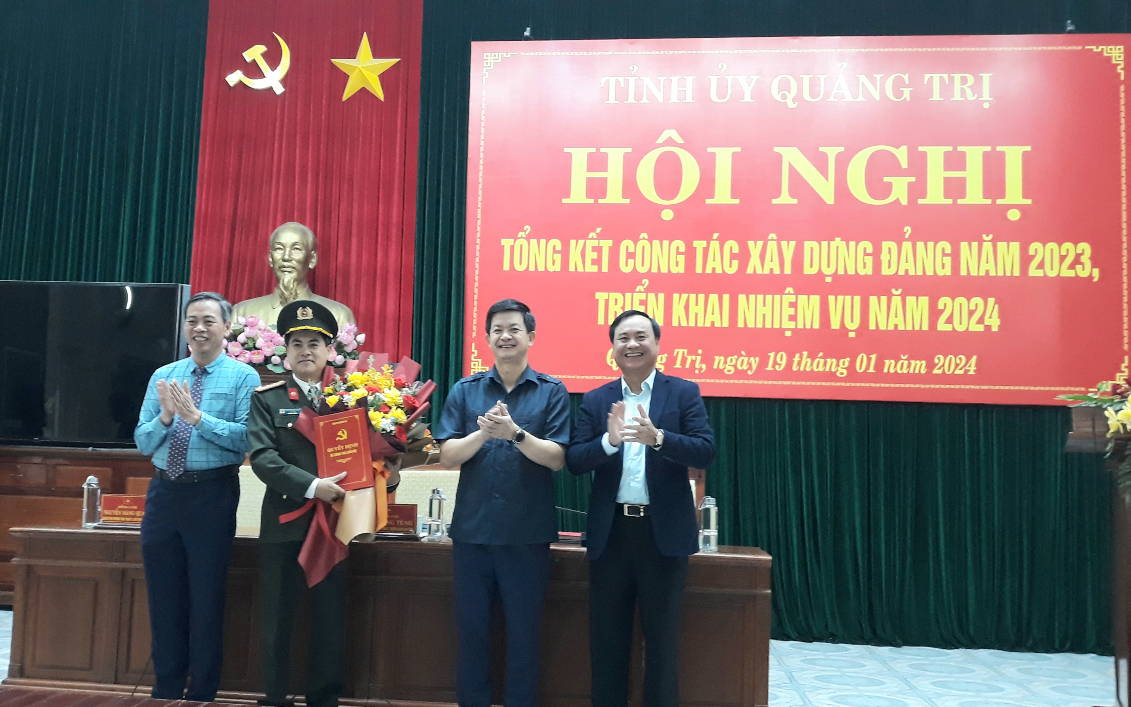 Das Parteikomitee der Provinz Quang Tri beginnt 2024 mit dem Parteiaufbau