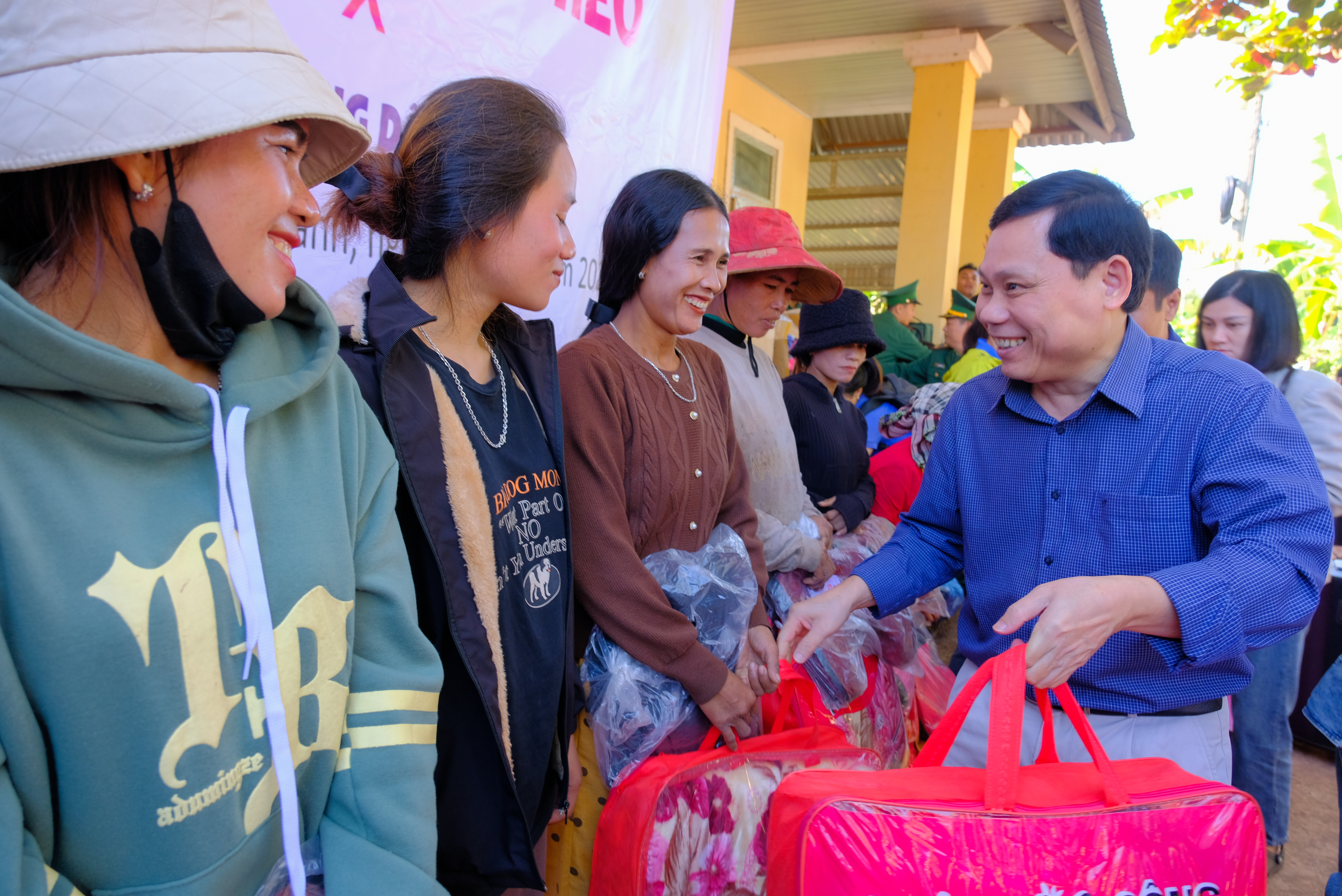 Tổ chức chương trình “Mang Tết đến bản nghèo” lần thứ 10 tại xã Thanh, huyện Hướng Hóa