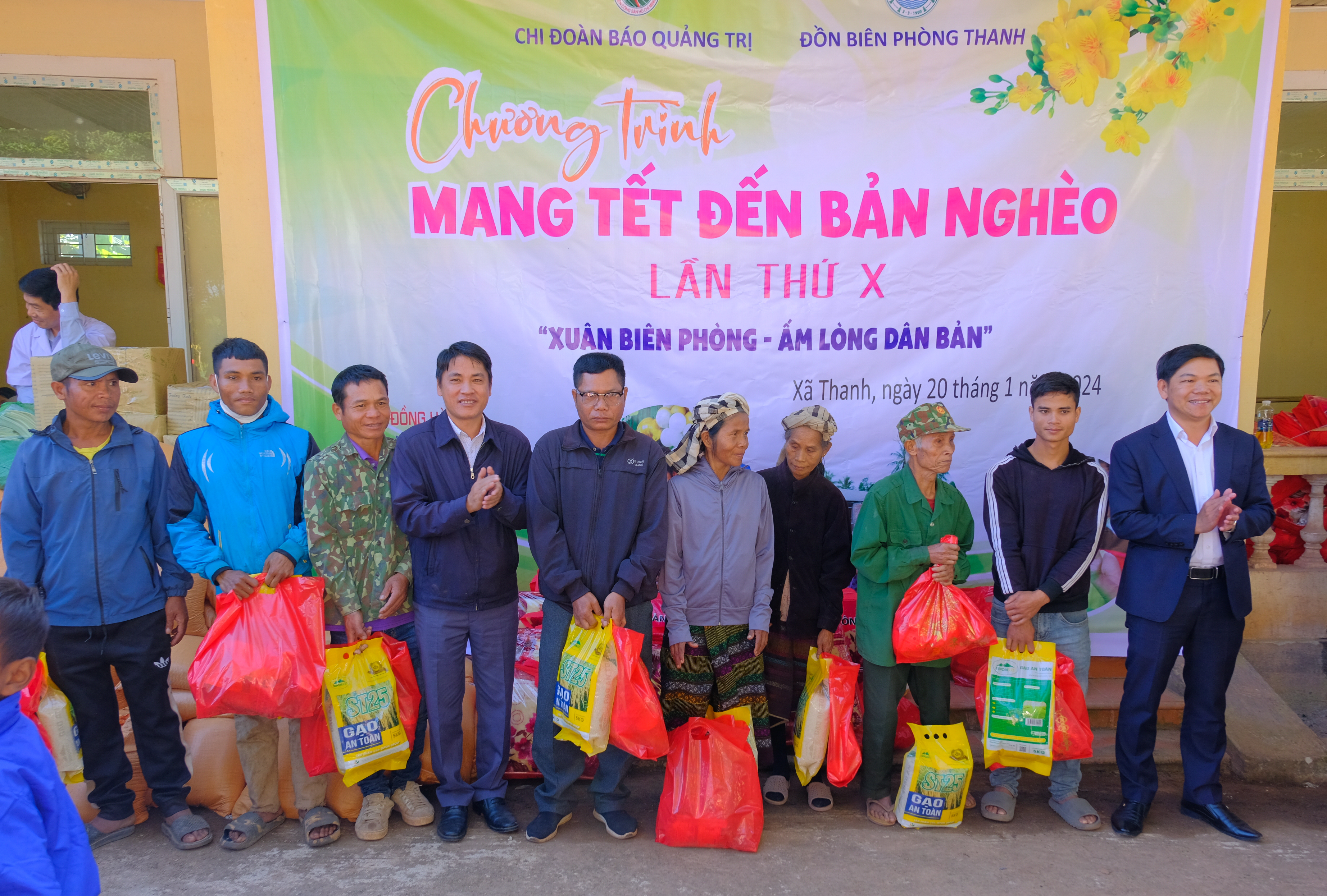 Tổ chức chương trình “Mang Tết đến bản nghèo” lần thứ 10 tại xã Thanh, huyện Hướng Hóa