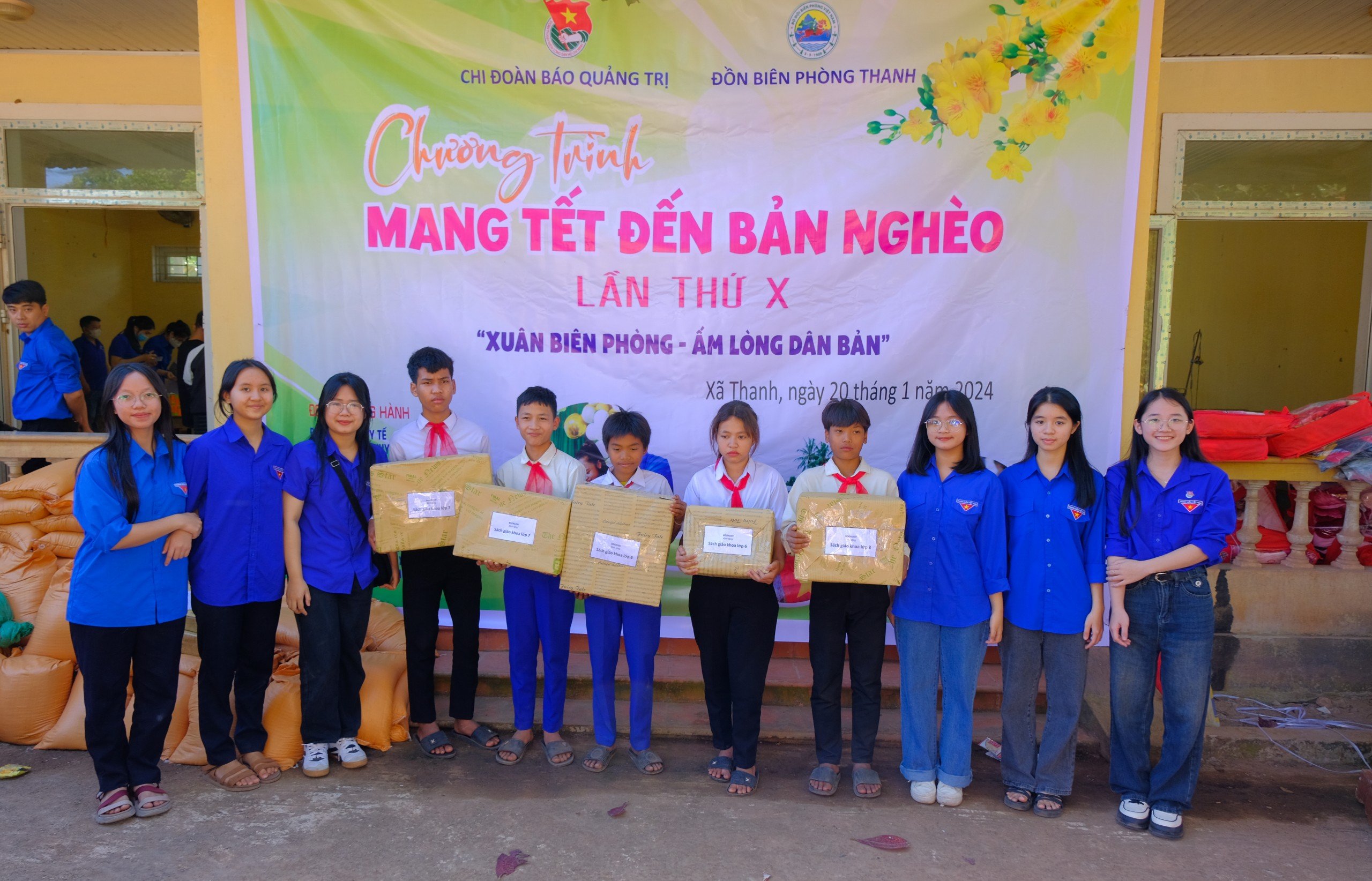 Tổ chức chương trình “Mang Tết đến bản nghèo” lần thứ 10 tại xã Thanh, huyện Hướng Hóa